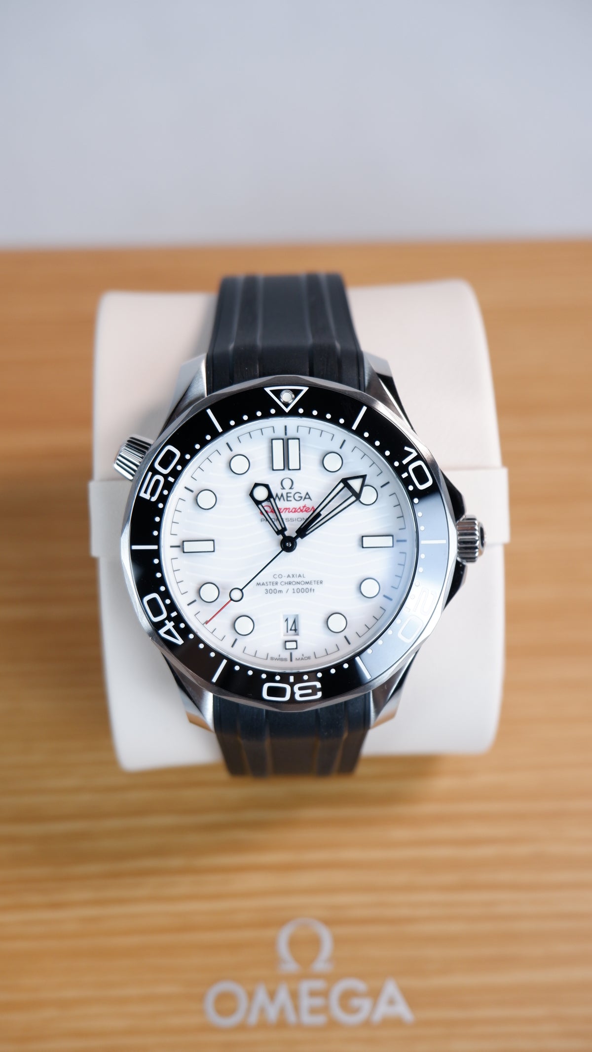 Omega Seamaster Diver 300 M Bialy 42 mm Stal 210.32.42.20.04.001